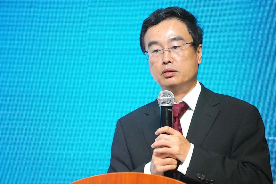 GS.TS. Võ Xuân Vinh, Viện trưởng Viện Nghiên cứu Kinh doanh, Đại học Kinh tế TPHCM trình bày tham luận tại hội thảo. ẢNH QUANG HUY