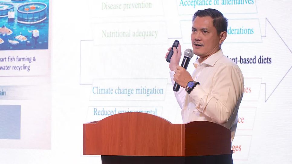 PGS.TS Nguyễn Tất Toàn, Hiệu trưởng Trường Đại học Nông Lâm TPHCM trình bày tham luận tại hội thảo. ẢNH QUANG HUY