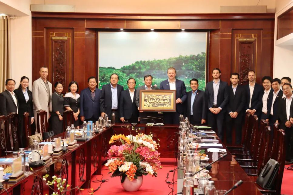 Chủ tịch UBND tỉnh Tây Ninh Lê Văn Hẳn tặng quà lưu niệm cho đại diện hai tập đoàn. Ảnh: HN