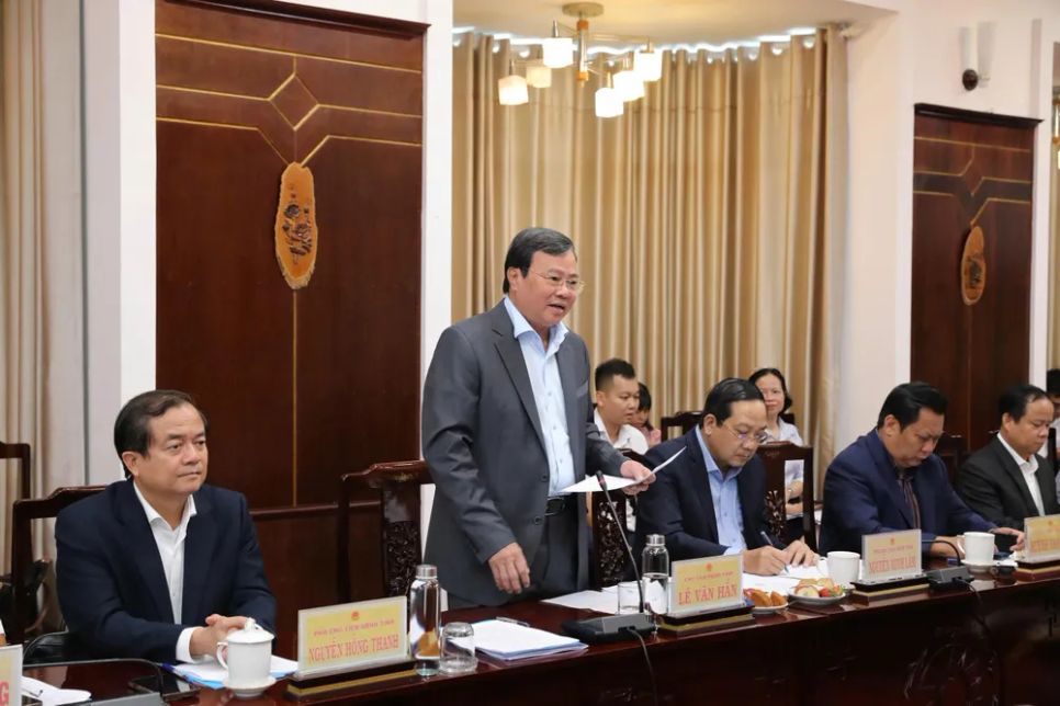 Chủ tịch UBND tỉnh Tây Ninh phát biểu tại buổi làm việc với đại diện chủ đầu tư. Ảnh: HN