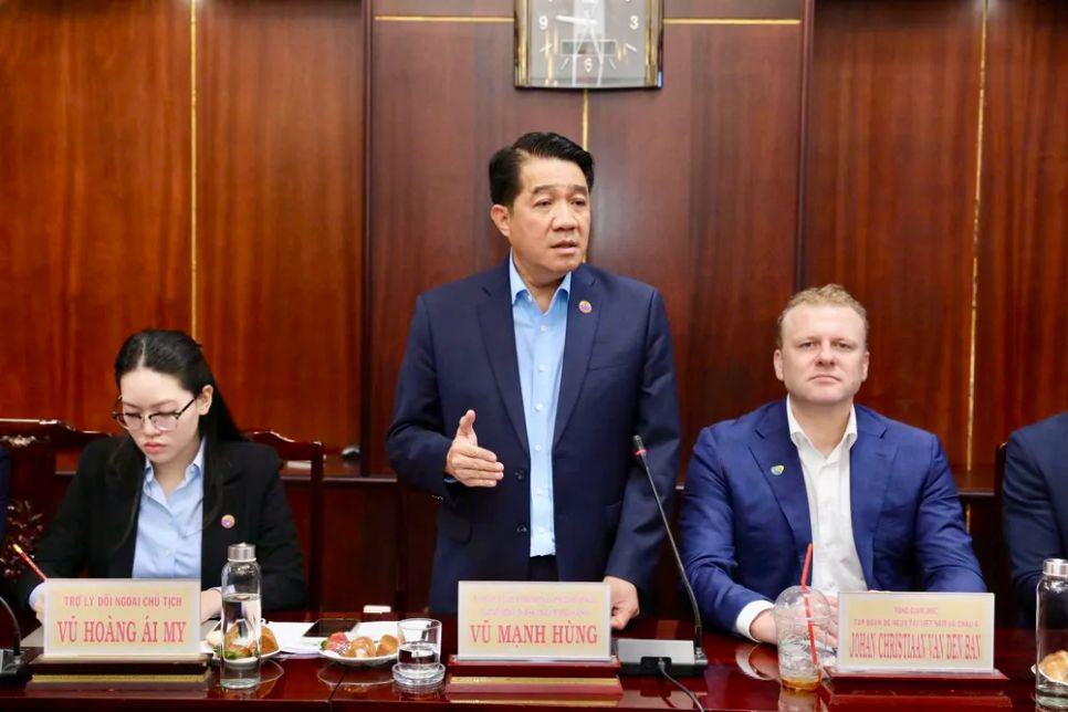 Ông Vũ Mạnh Hùng chia sẻ thông tin về chuỗi dự án với lãnh đạo tỉnh Tây Ninh. Ảnh: HN