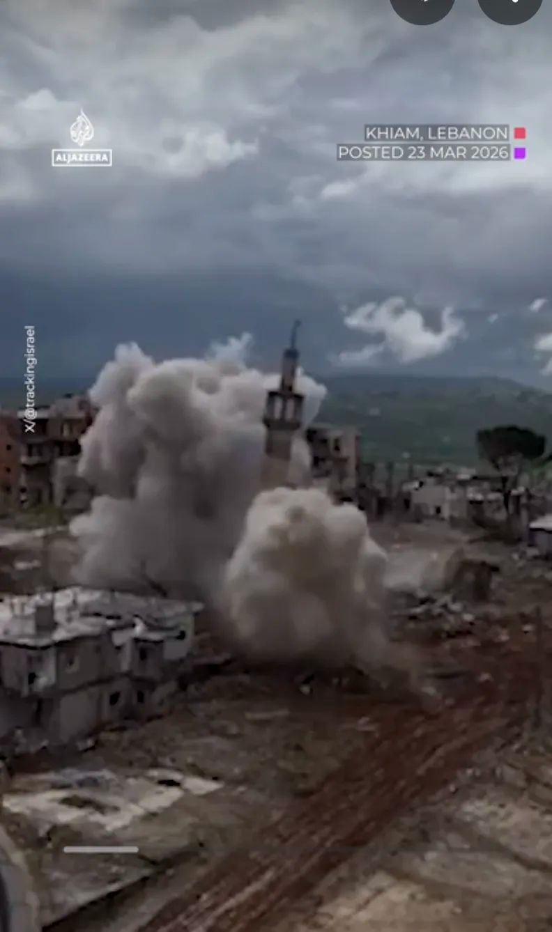 Lực lượng Israel phá hủy tháp minaret của một nhà thờ Hồi giáo ở Khiam, miền nam Lebanon. Ảnh: Al Jazeera <br>