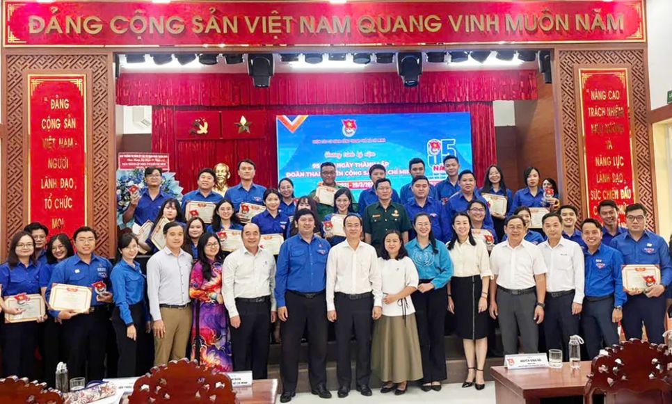 Trao Giải thưởng “Sao tháng ba” cho 32 gương cán bộ đoàn Trao Giải thưởng “Sao tháng ba” cho 32 gương cán bộ đoàn