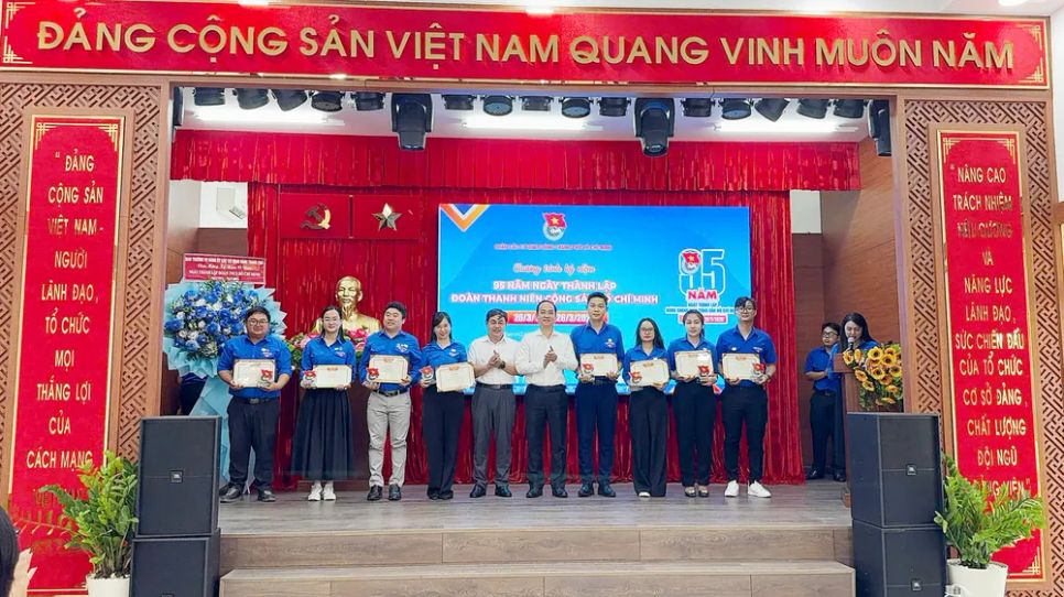Trao Giải thưởng “Sao tháng ba” cho các cán bộ đoàn tiêu biểu Trao Giải thưởng “Sao tháng ba” cho các cán bộ đoàn tiêu biểu