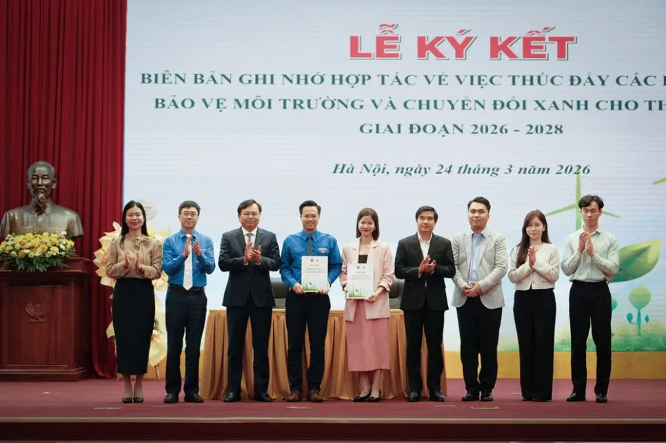 TS Lê Thái Hà, đại diện Quỹ Vì tương lai xanh (thứ 5 từ trái qua) cùng ông Tạ Hồng Sơn, đại diện Đoàn Thanh niên Bộ NN-MT (thứ 4 từ trái qua) ký kết Biên bản ghi nhớ hợp tác. Lễ ký kết có sự chứng kiến của ông Nguyễn Hoàng Hiệp, Thứ trưởng Bộ NN-MT (thứ 3 từ trái qua). (Nguồn: Đoàn Thanh niên Bộ NN-MT).
