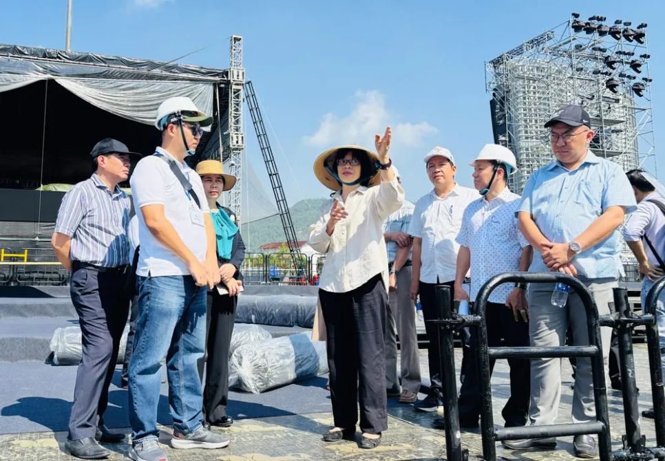 Lãnh đạo UBND tỉnh Gia Lai kiểm tra công tác chuẩn bị khán đài đêm khai mạc. Ảnh: NGỌC MINH