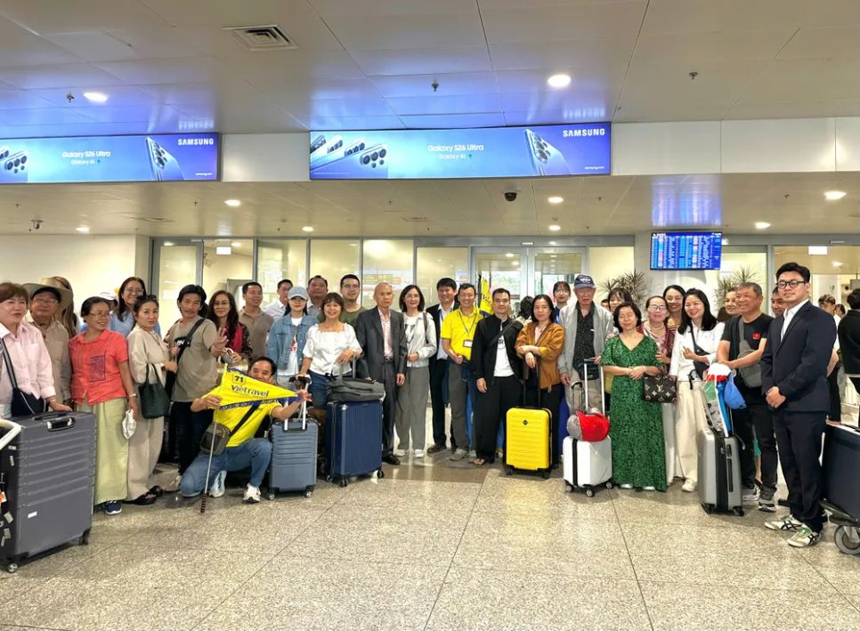 Đoàn du khách từ Trung Đông do Công ty Cổ phần Du lịch Vietravel tổ chức đã hạ cánh an toàn xuống sân bay Nội Bài chiều 4-3