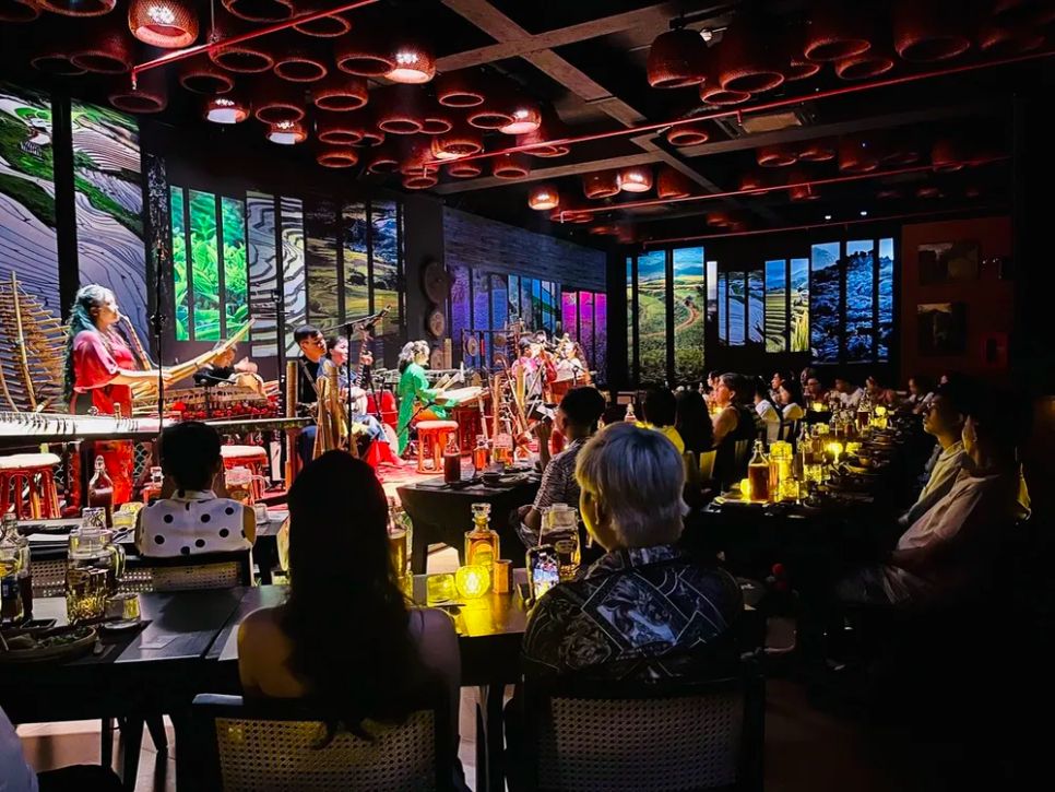 Du khách thưởng thức các tiết mục âm nhạc dân tộc trong chương trình 