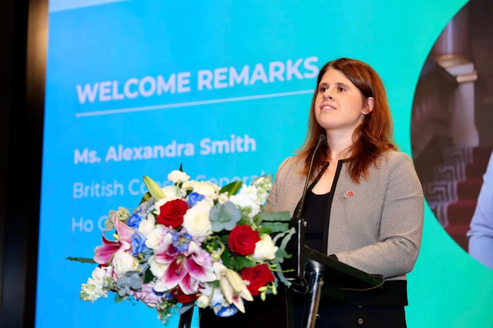 Bà Alexandra Smith, Tổng Lãnh sự Anh tại TPHCM trao đổi tại hội thảo