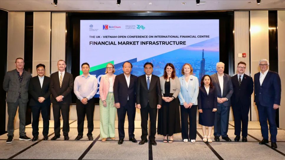 Phó Chủ tịch Thường trực UBND TPHCM Nguyễn Lộc Hà với các khách mời và diễn giả tại hội thảo