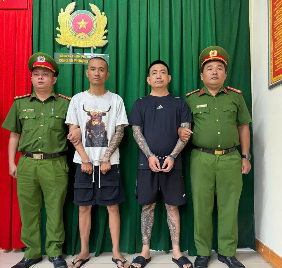 Nguyễn Minh Tuấn (áo trắng) và Trần Văn Khánh (áo đen) bị bắt tạm giam