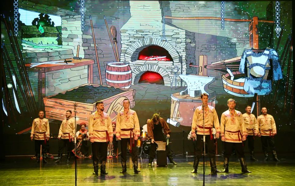 Tiết mục hợp xướng nam mở màn chương trình. Ảnh: DŨNG PHƯƠNG