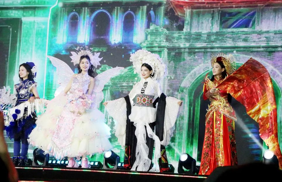 Các thí sinh trong phần thi “Dances of Vietnam” Các thí sinh trong phần thi “Dances of Vietnam”