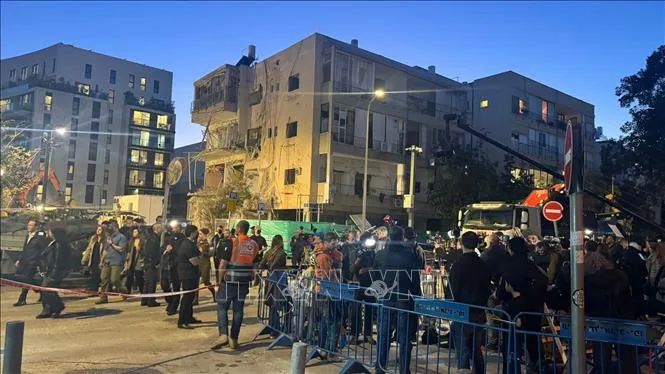 Khu vực bị trúng tên lửa nằm ở trung tâm thành phố Tel Aviv. Ảnh: TTXVN Khu vực bị trúng tên lửa nằm ở trung tâm thành phố Tel Aviv. Ảnh: TTXVN