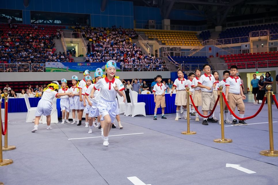 Phần giao lưu kiến thức với trò chơi Chạy tiếp sức Phần giao lưu kiến thức với trò chơi Chạy tiếp sức
