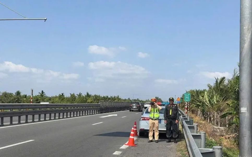 <i>Lực lượng CSGT đang làm nhiệm vụ trên cao tốc Trung Lương – Mỹ Thuận, đoạn qua địa bàn tỉnh Đồng Tháp vào trưa 26-3</i> <i>Lực lượng CSGT đang làm nhiệm vụ trên cao tốc Trung Lương – Mỹ Thuận, đoạn qua địa bàn tỉnh Đồng Tháp vào trưa 26-3</i>