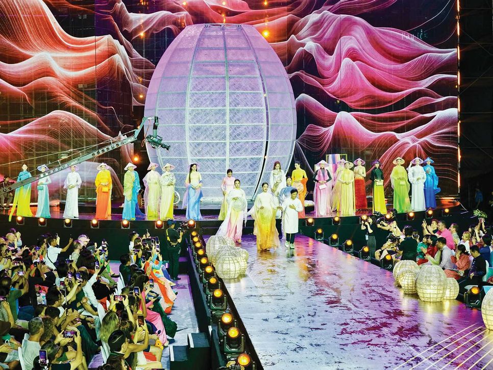 Sàn diễn trong khuôn khổ Lễ hội Áo dài 2026 - Hoạt động được định vị là sự kiện văn hóa - du lịch thường niên của TP.HCM