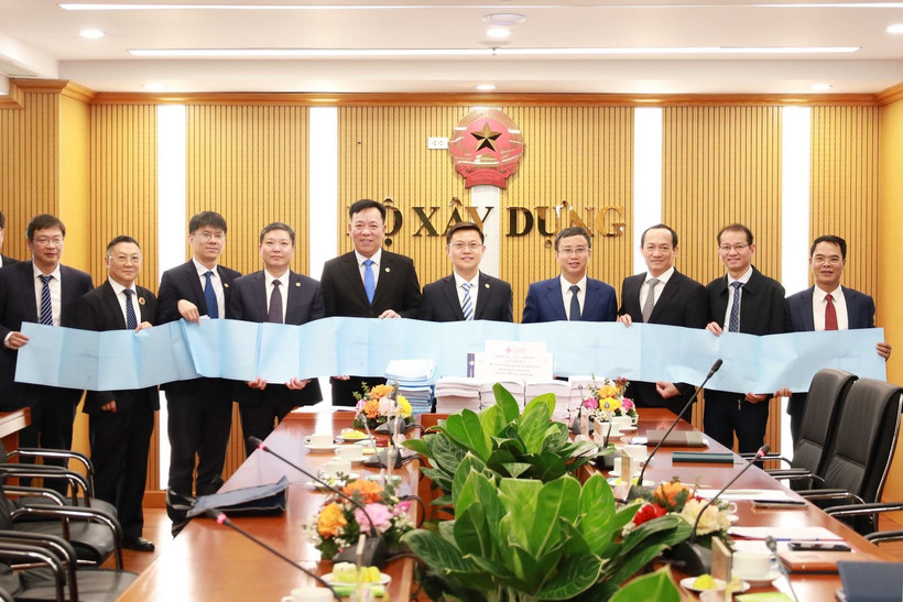 Cục Hợp tác kinh tế quốc tế (thuộc Bộ Thương mại Trung Quốc) bàn giao dự thảo Báo cáo đầu kỳ nghiên cứu khả thi Dự án đường sắt Lào Cai-Hà Nội-Hải Phòng cho Cục Đường sắt Việt Nam. Nguồn: Bộ Xây dựng Cục Hợp tác kinh tế quốc tế (thuộc Bộ Thương mại Trung Quốc) bàn giao dự thảo Báo cáo đầu kỳ nghiên cứu khả thi Dự án đường sắt Lào Cai-Hà Nội-Hải Phòng cho Cục Đường sắt Việt Nam. Nguồn: Bộ Xây dựng