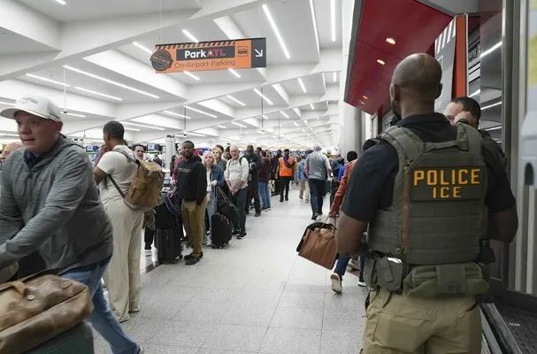 Các nhân viên ICE quan sát hành khách tại sân bay quốc tế Hartsfield-Jackson ở thành phố Atlanta, bang Georgia, Mỹ ngày 23-3-2026. Ảnh: GETTY IMAGES