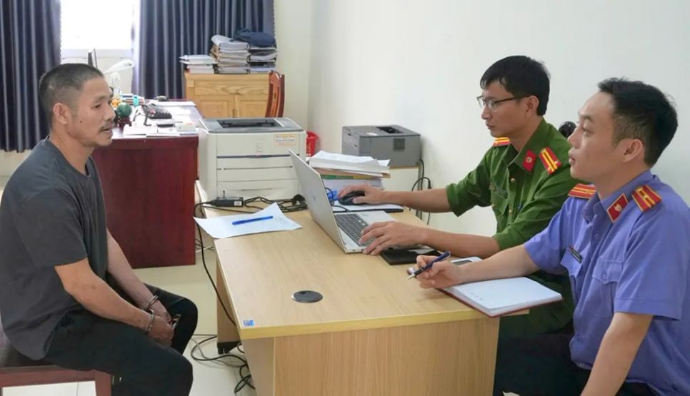 Cơ quan chức năng lấy lời khai đối tượng Phan Văn Thời. Ảnh: CÔNG AN NGHỆ AN Cơ quan chức năng lấy lời khai đối tượng Phan Văn Thời. Ảnh: CÔNG AN NGHỆ AN