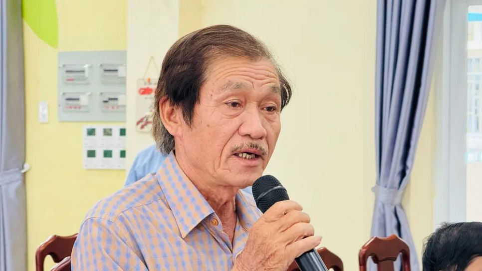 Ông Nguyễn Trường Chinh, người dân xã Vĩnh Lộc phát biểu ý kiến. Ảnh: ĐÌNH DƯ Ông Nguyễn Trường Chinh, người dân xã Vĩnh Lộc phát biểu ý kiến. Ảnh: ĐÌNH DƯ