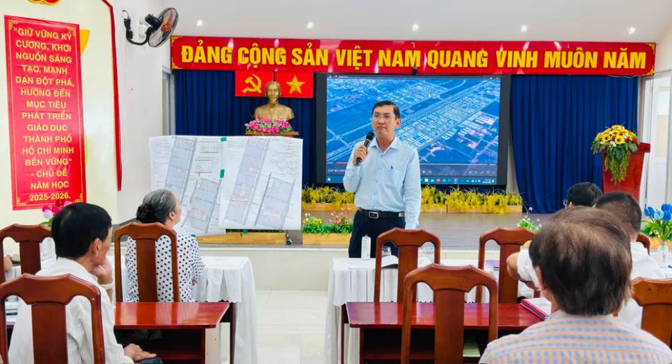 Ông Trần Vũ Hữu Duy, Phó Chủ tịch UBND xã Vĩnh Lộc phát biểu tại buổi lấy ý kiến người dân. Ảnh: ĐÌNH DƯ Ông Trần Vũ Hữu Duy, Phó Chủ tịch UBND xã Vĩnh Lộc phát biểu tại buổi lấy ý kiến người dân. Ảnh: ĐÌNH DƯ