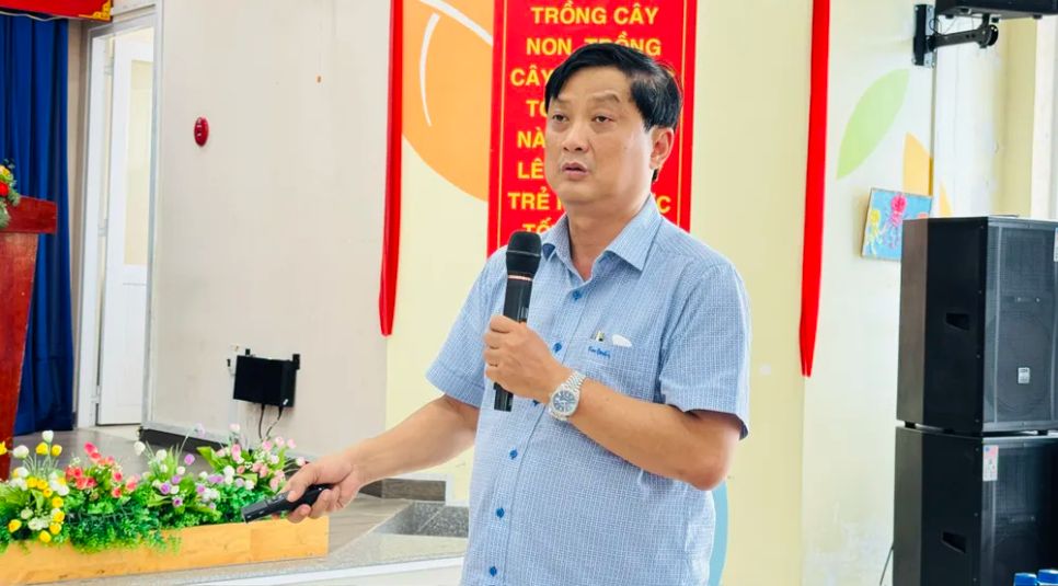 TS-KTS Đoàn Ngọc Hiệp, Chủ nhiệm Đồ án, đến từ Công ty tư vấn Kiến trúc và Xây dựng TPHCM, cung cấp thông tin đến người dân. Ảnh: ĐÌNH DƯ TS-KTS Đoàn Ngọc Hiệp, Chủ nhiệm Đồ án, đến từ Công ty tư vấn Kiến trúc và Xây dựng TPHCM, cung cấp thông tin đến người dân. Ảnh: ĐÌNH DƯ