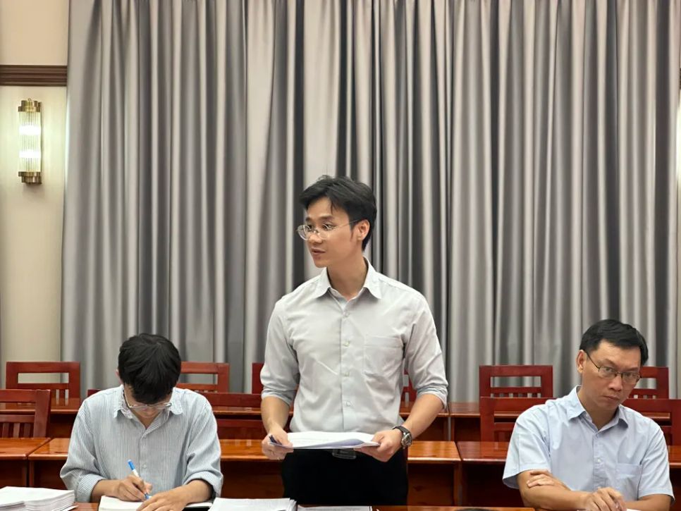 Đại diện một chủ đầu tư trình bày tại buổi làm việc với Tổ Công tác 1645 vào ngày 26-3. Ảnh: THANH HIỀN