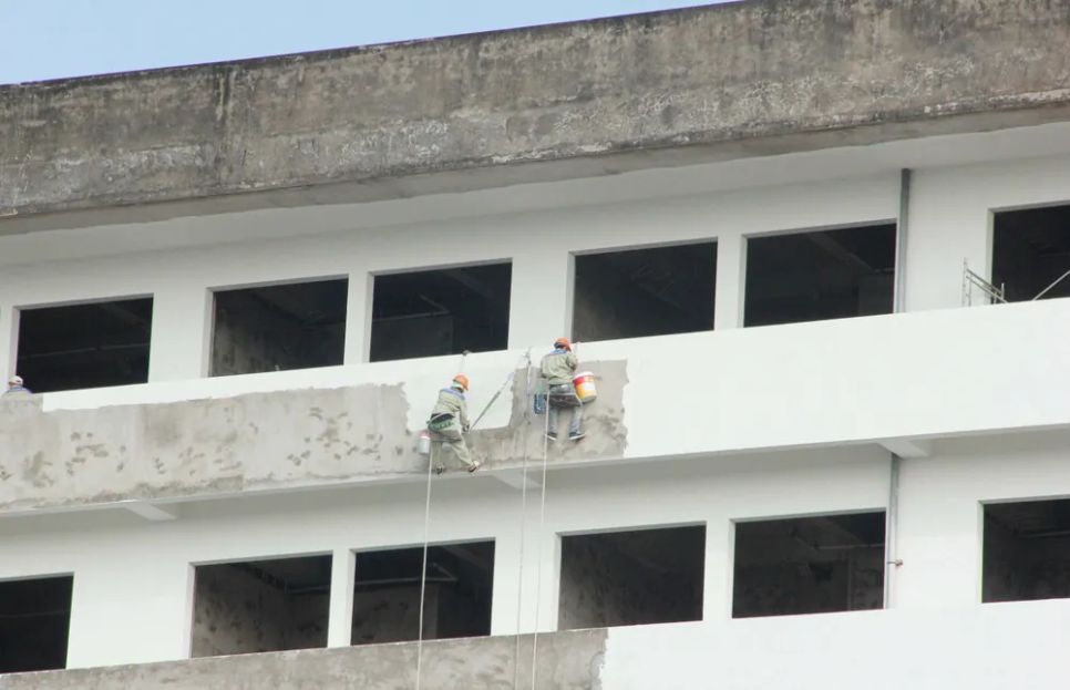 Bộ mặt của công trình dần tươi sáng hơn