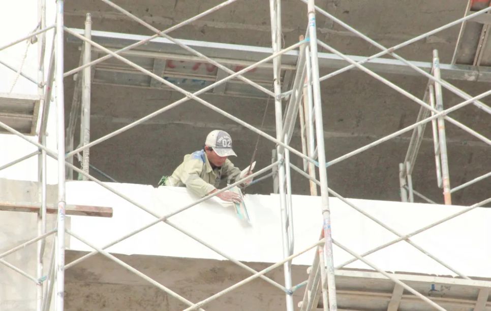 Các đơn vị thi công trét và sơn các khối nhà