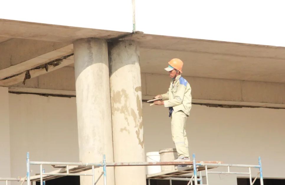 Công nhân đang gia cố lại các khối bê tông