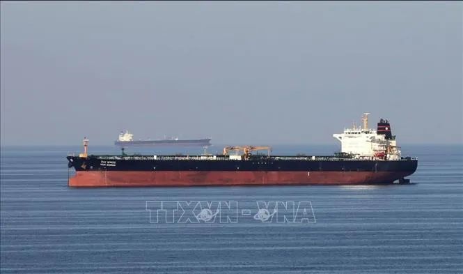 Tàu chở dầu di chuyển qua eo biển Hormuz. Ảnh minh họa: TTXVN Tàu chở dầu di chuyển qua eo biển Hormuz. Ảnh minh họa: TTXVN