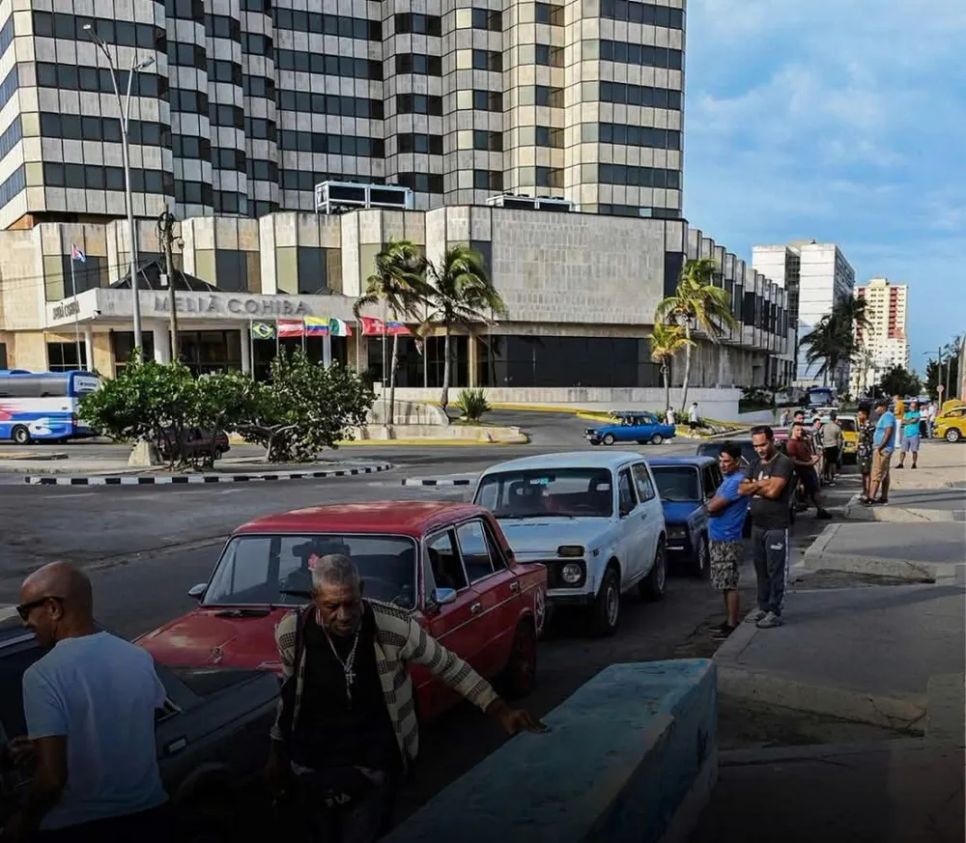 Người dân Cuba xếp hàng chờ đổ xăng. Ảnh: PAKISTAN TV