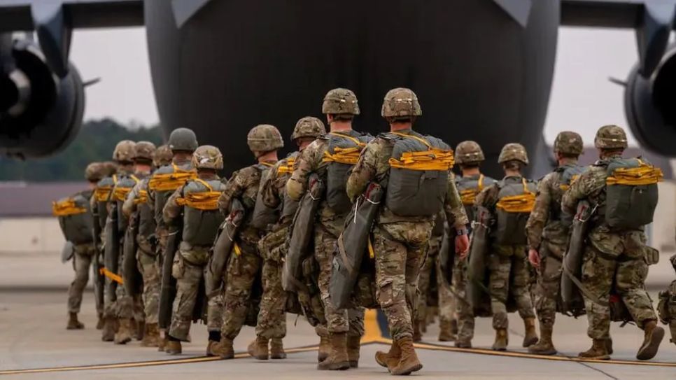 Binh sĩ Sư đoàn dù 82 lên máy bay C-130 tại căn cứ quân sự ở bang North Carolina, Mỹ. Ảnh: US ARMY Binh sĩ Sư đoàn dù 82 lên máy bay C-130 tại căn cứ quân sự ở bang North Carolina, Mỹ. Ảnh: US ARMY