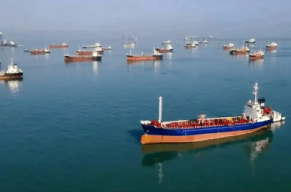 Tàu chờ qua eo biển Hormuz. Ảnh: NOURNEWS