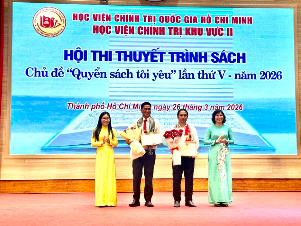 Ban tổ chức trao giải nhất cho 2 thí sinh Nguyễn Phạm Phúc và Mai Thanh Sơn