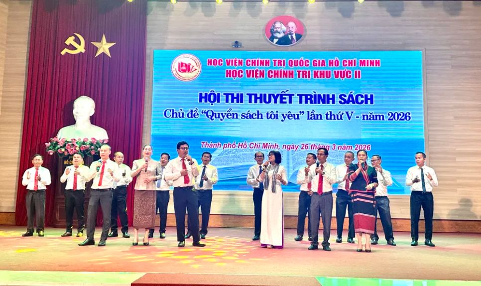 Các học viên đến từ Lào tham gia biểu diễn tại chương trình