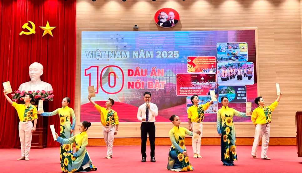 Nhiều bài thi được dàn dựng công phu. Trong ảnh là thí sinh Nguyễn Đức Cường thuyết trình về cuốn sách 