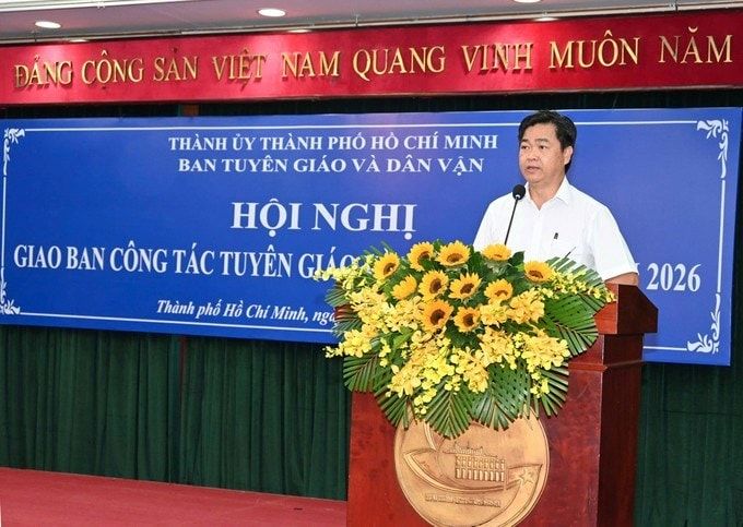 Phó Trưởng ban Thường trực Ban Tuyên giáo và Dân vận Thành ủy Lê Văn Minh thông tin nhanh kết quả công tác tuyên giáo, dân vận quý 1/2026. Ảnh: SGGP