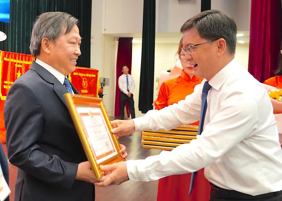 Đồng chí Nguyễn Mạnh Cường trao bằng khen của UBND TPHCM tặng GS.TS Nguyễn Văn Phước. ẢNH QUANG HUY