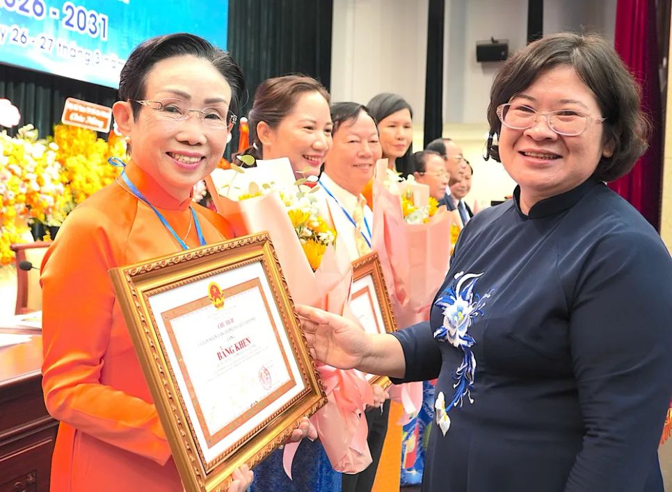 Đồng chí Văn Thị Bạch Tuyết trao bằng khen của UBND TPHCM cho các cá nhân và tổ chức thành viên của Liên hiệp hội. ẢNH QUANG HUY