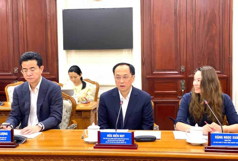 Phó Chủ tịch Chính quyền nhân dân Khu tự trị dân tộc Choang Quảng Tây Hứa Hiển Huy phát biểu tại buổi làm việc. Ảnh: XUÂN HẠNH