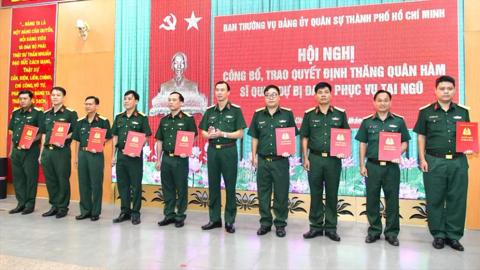 Thiếu tướng Phạm Như Quân trao quyết định cho các đồng chí sĩ quan dự bị