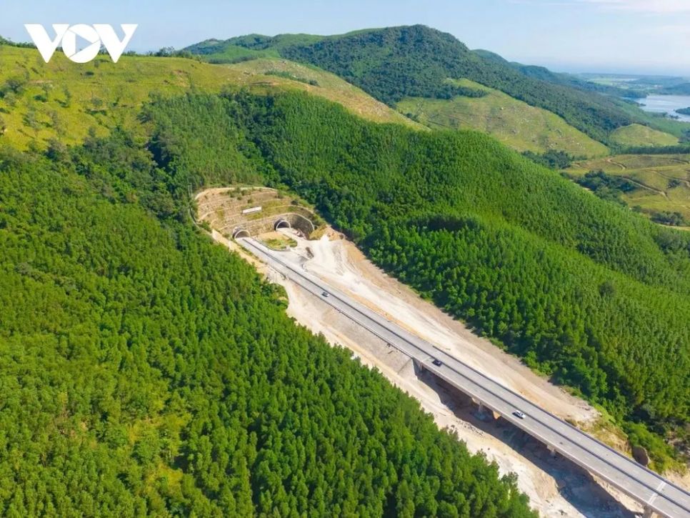 Cao tốc Quảng Ngãi - Hoài Nhơn có tổng chiều dài khoảng 88km, giữ vai trò kết nối quan trọng giữa tuyến Đà Nẵng - Quảng Ngãi và Hoài Nhơn - Quy Nhơn.