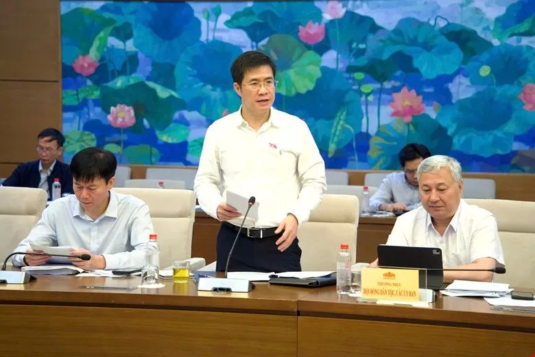 Ủy viên chuyên trách Ủy ban Pháp luật và Tư pháp Hoàng Minh Hiếu góp ý hoàn thiện thể chế