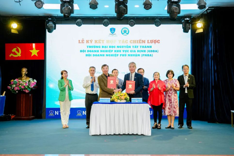 Hoạt động ký kết hợp tác giữa Trường Đại học Nguyễn Tất Thành và các doanh nghiệp nhằm tăng cường gắn kết đào tạo với nhu cầu thực tiễn, mở rộng cơ hội thực tập và việc làm cho sinh viên