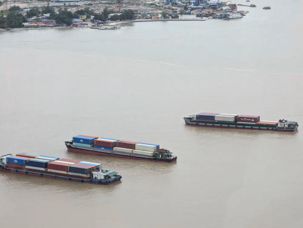 Một số tàu chở hàng trên vùng biển phía Bắc của Việt Nam. Ảnh: ĐỖ TRUNG