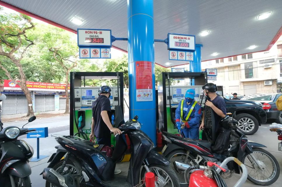 Khách hàng đổ xăng E10 tại một cửa hàng PVOIL