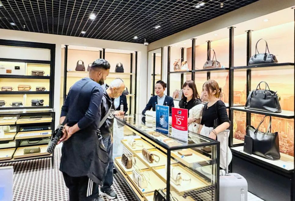 Khách quốc tế chọn mua hàng miễn thuế tại Sasco Duty Free, nhà ga T2, sân bay quốc tế Tân Sơn Nhất