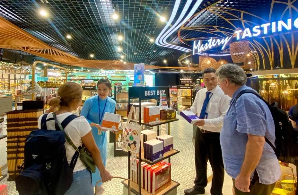 Khách quốc tế chọn mua quà lưu niệm tại Sasco, sân bay quốc tế Tân Sơn Nhất